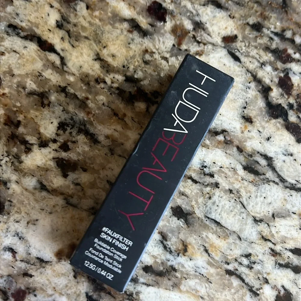 ⚡️🐣HUDA BEAUTY Milkshake 100B FauxFilter Foundation Stick